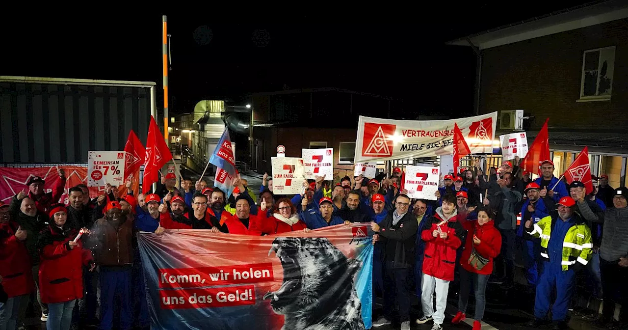 Tarifstreit der Metaller: Warnstreikauftakt bei Gestamp in Bielefeld