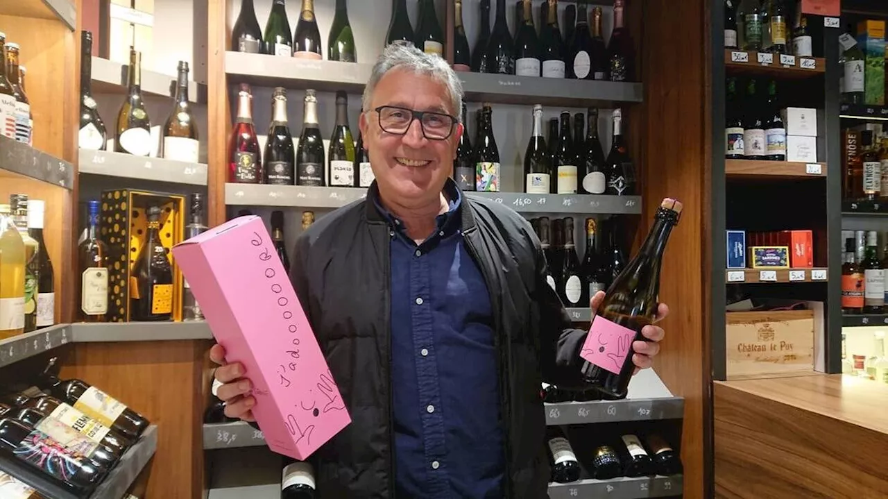 « J’adoooooore », Philippe Katerine signe l’étiquette d’une bouteille de vin chez un caviste nantais