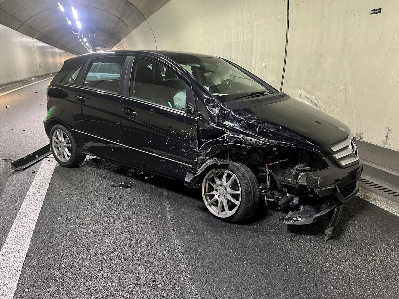 Ebikon LU / Autobahn A14: Auffahrkollision zwischen zwei Autos