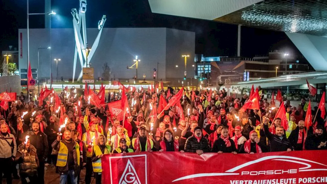 Metall- und Elektroindustrie: IG Metall: Rund 500 Beschäftigte bei Porsche-Warnstreik