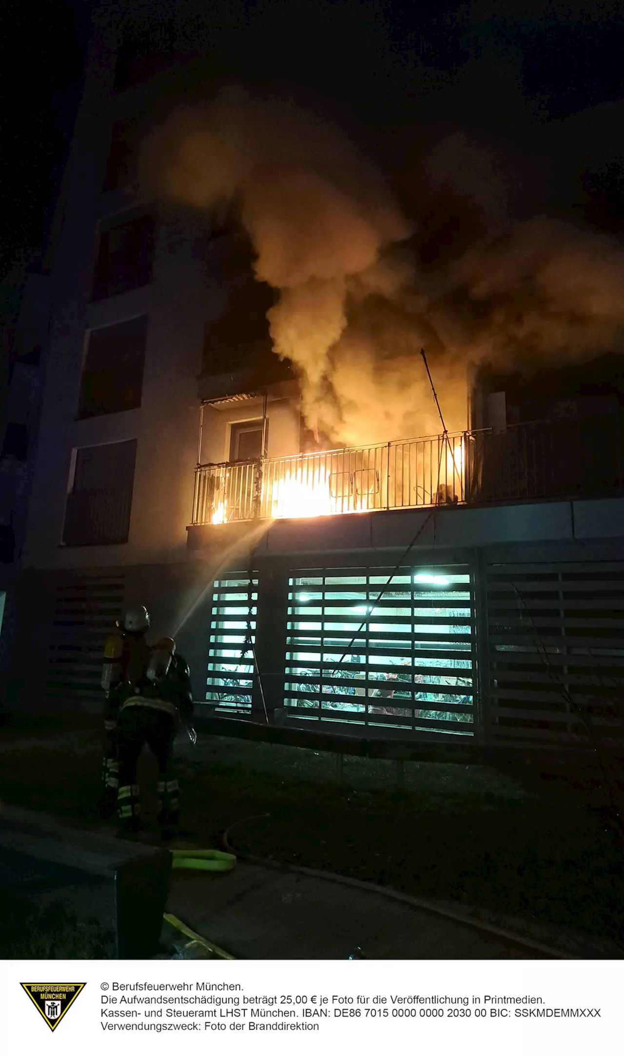 München-Aubing: Balkon brennt, zwei Verletzte und hoher Schaden - war Pyrotechnik die Ursache?