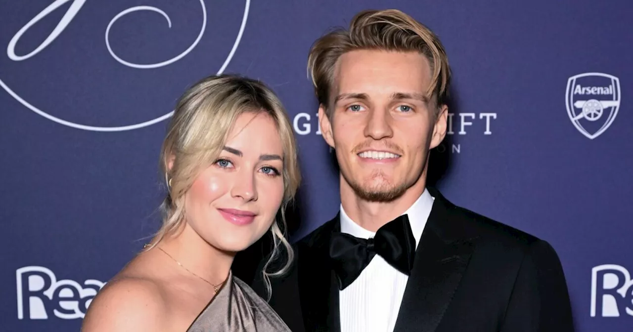 Helene Spilling og Isabel Haugseng Johansen viser frem babymagen