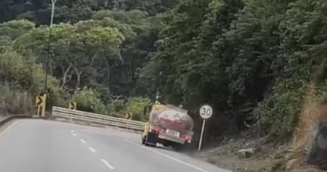 Video registró angustioso descenso de un camión sin frenos entre el peaje del aeropuerto Palonegro y Girón