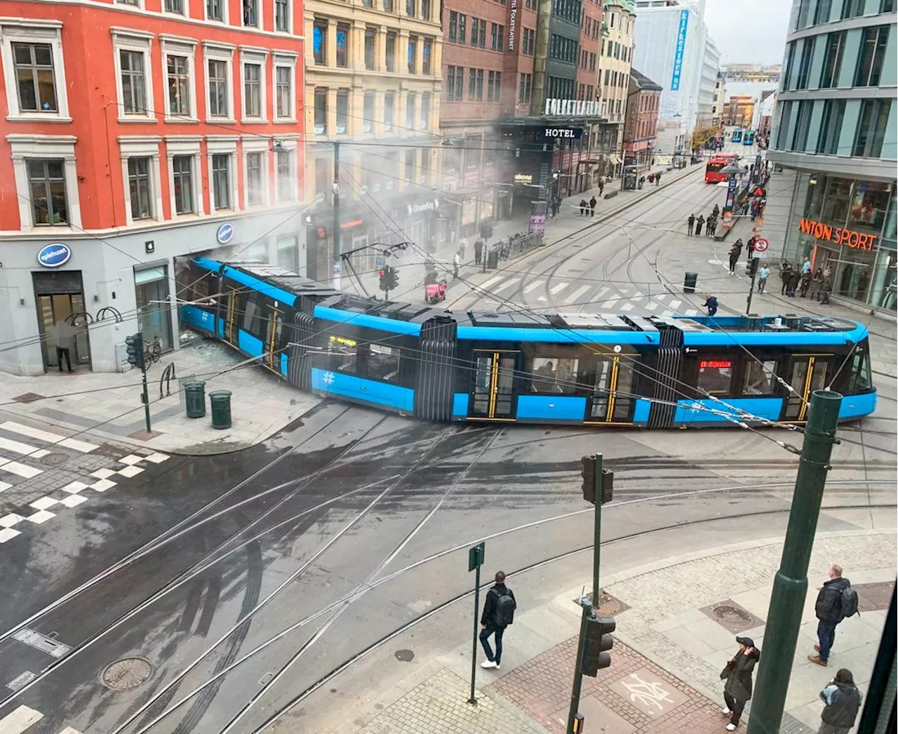 Trikk krasjet i butikk i Oslo sentrum