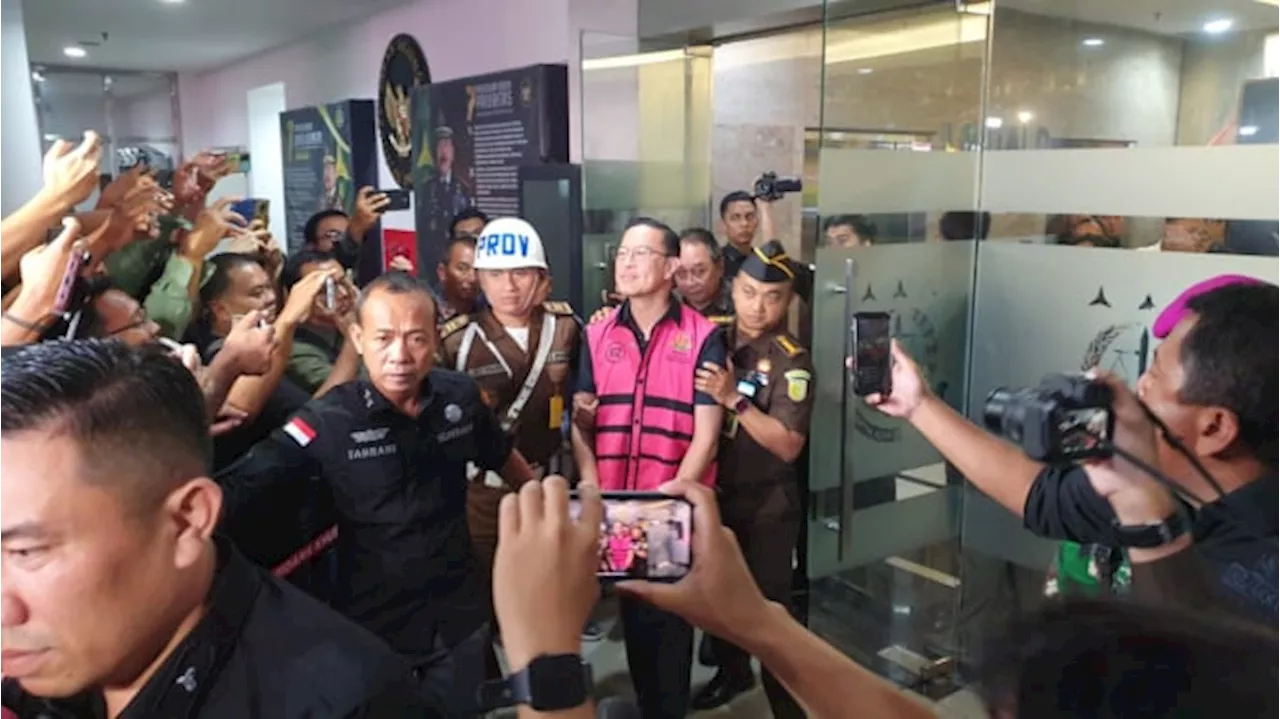 Penampakan Tom Lembong saat Ditahan Kejagung, Tangan Diborgol-Pakai Rompi Pink