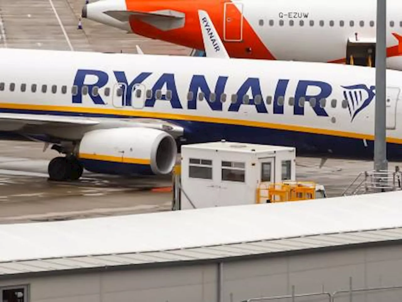 Brindisi, incendio su volo Ryanair in partenza: aereo evacuato e scalo chiuso