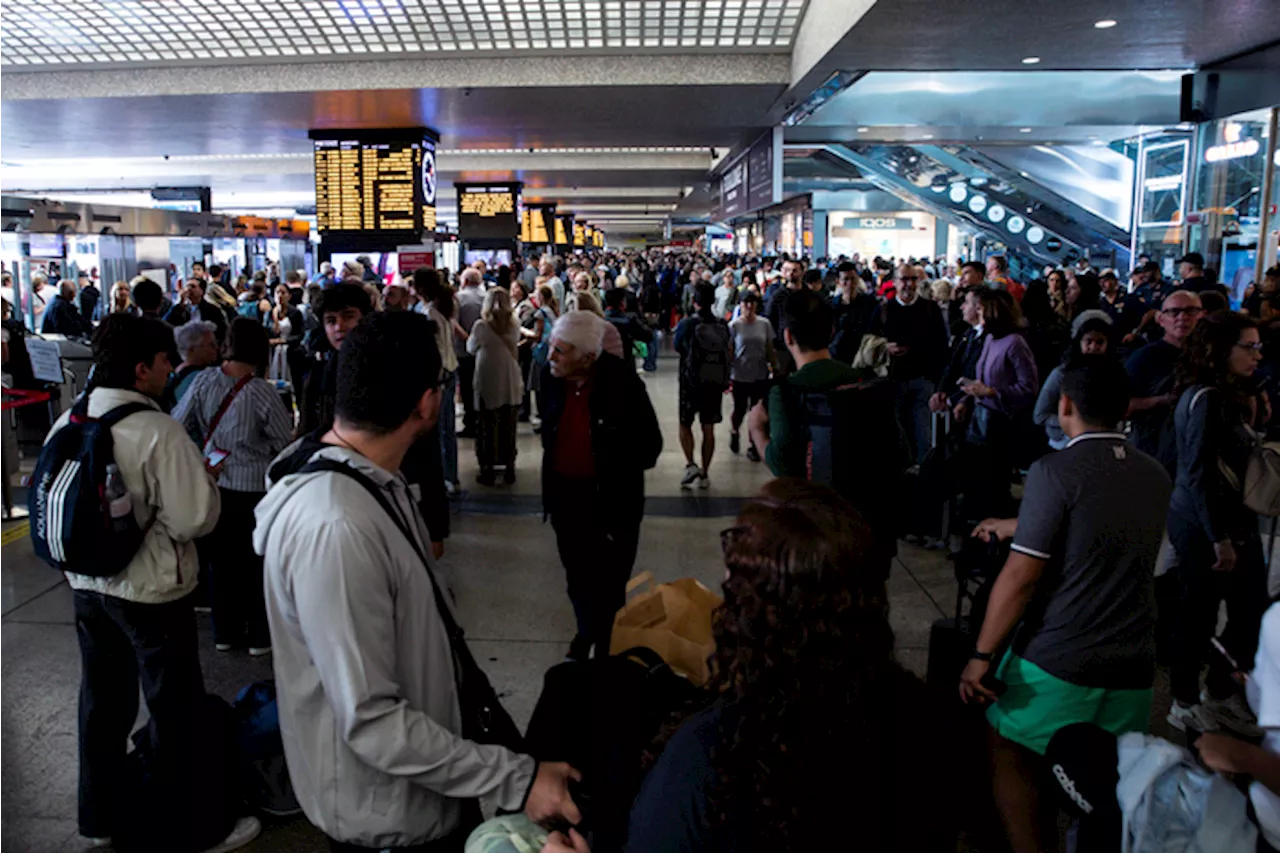 Caos treni, sospeso il contratto con l'azienda coinvolta. Salvini: 'Mi occupo di soldi per le ferrovie. Non pianto chiodi'