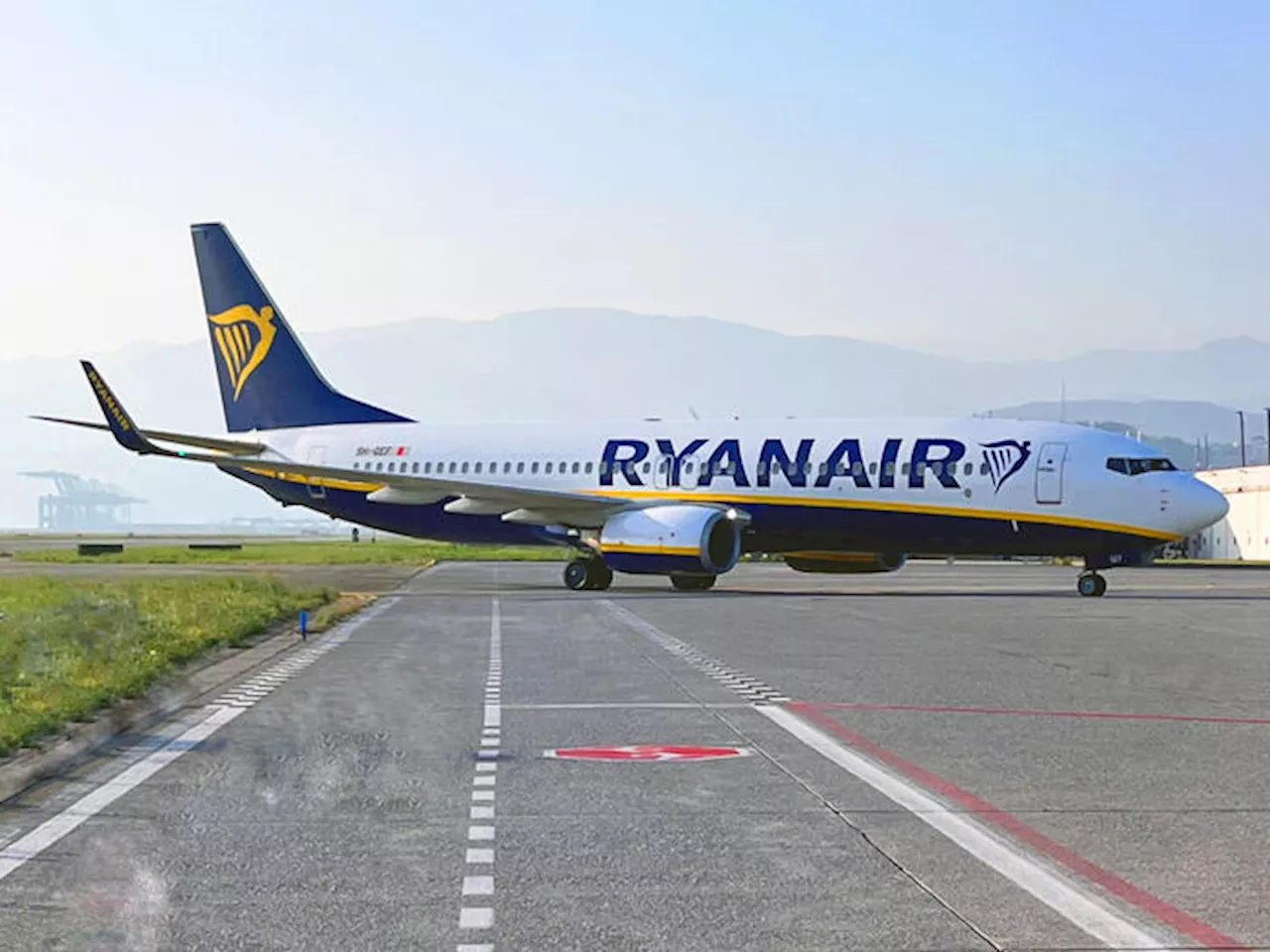 Incendio al motore di un aereo Ryanair a Brindisi, chiuso lo scalo del Salento