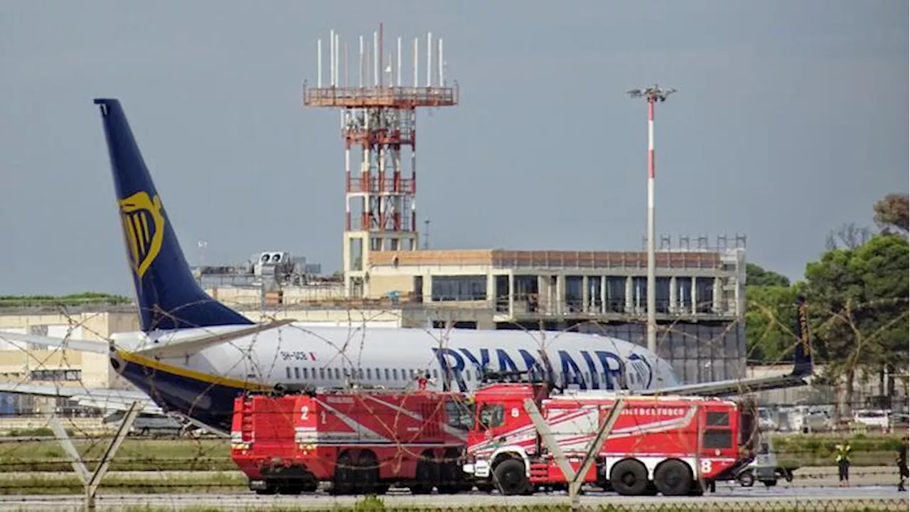 Incendio al motore di un aereo Ryanair a Brindisi, riaperto lo scalo del Salento