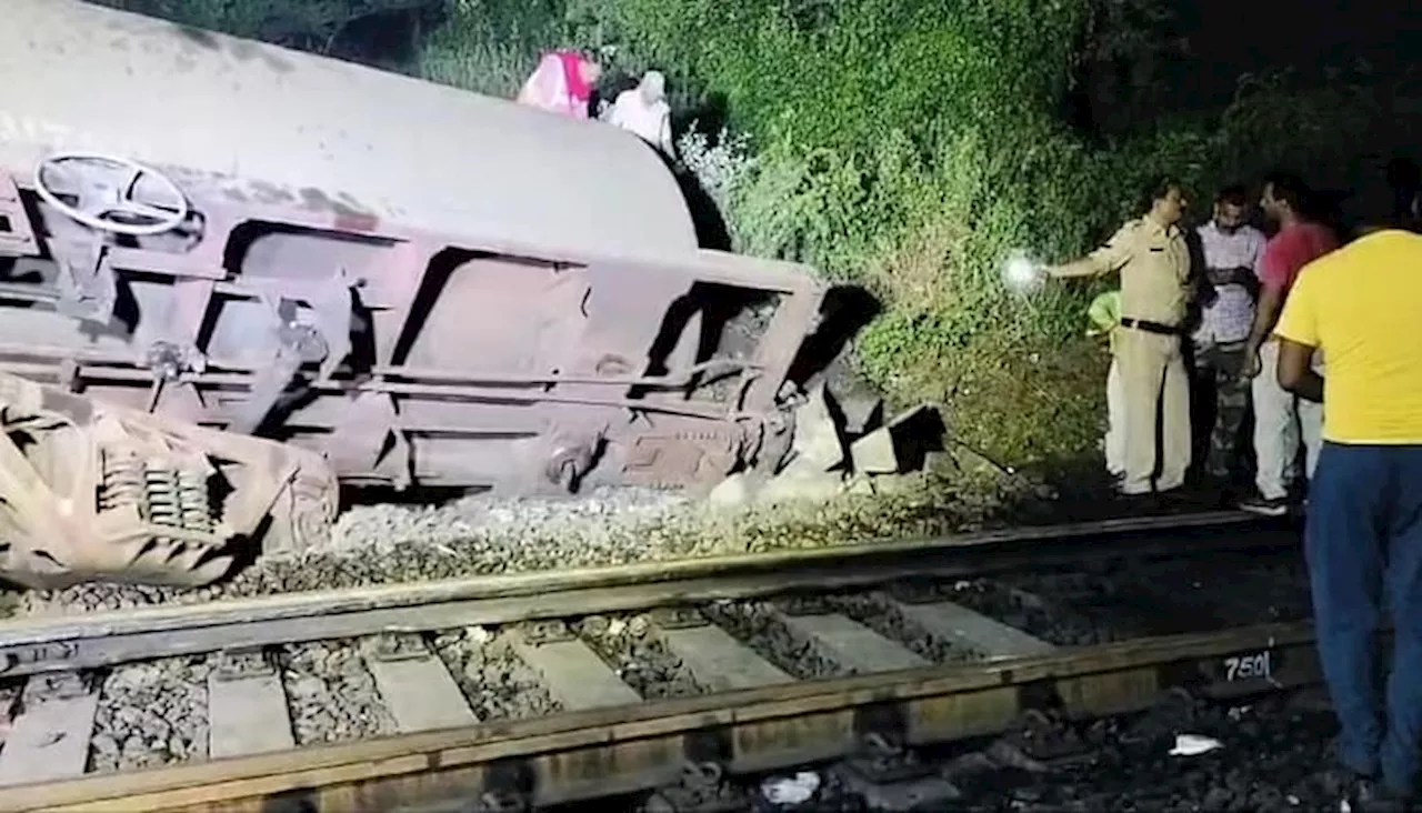 Train Derails: दिल्ली-मुंबई रूट पर पटरी से उतरे मालगाड़ी के दो डिब्बे, रेल यातायात बाधित