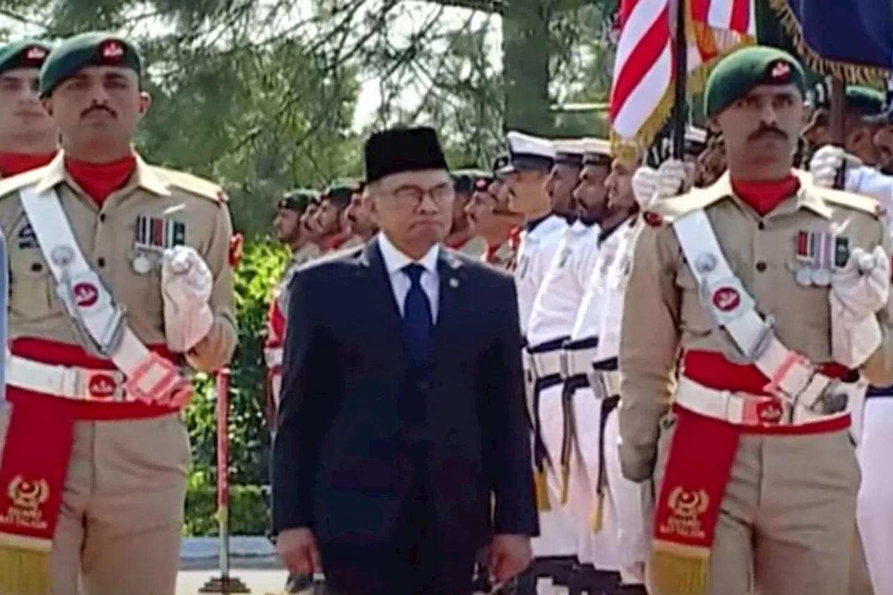 Malaysian PM Anwar Ibrahim given guard of honour at PM House