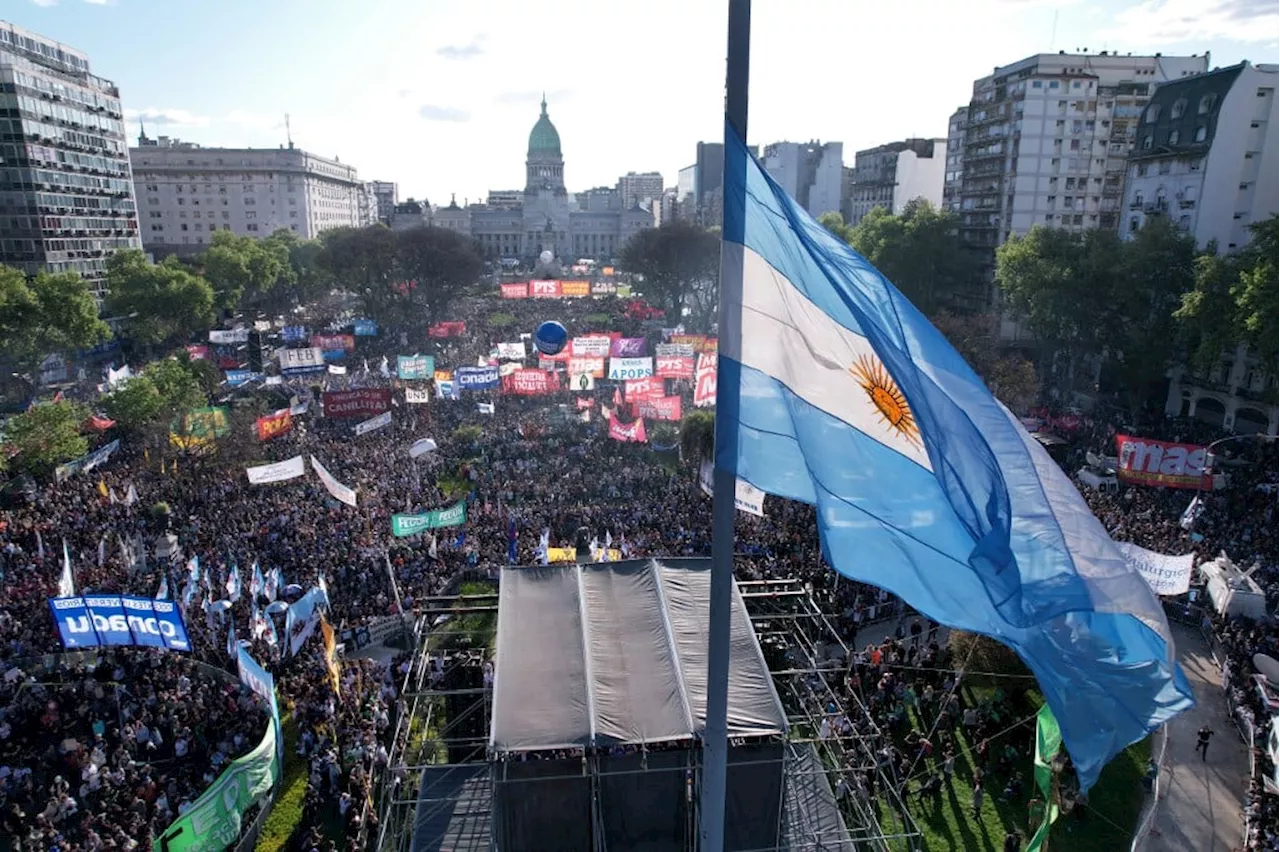 Milhares vão às ruas na Argentina pela universidade pública e contra ajuste de Milei; veja fotos