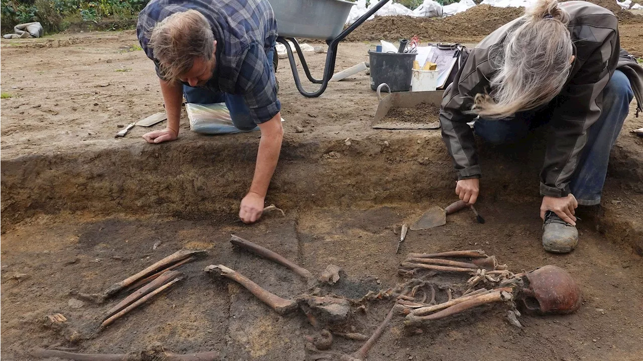 Arqueologistas encontram mais de 50 esqueletos vikings na Dinamarca