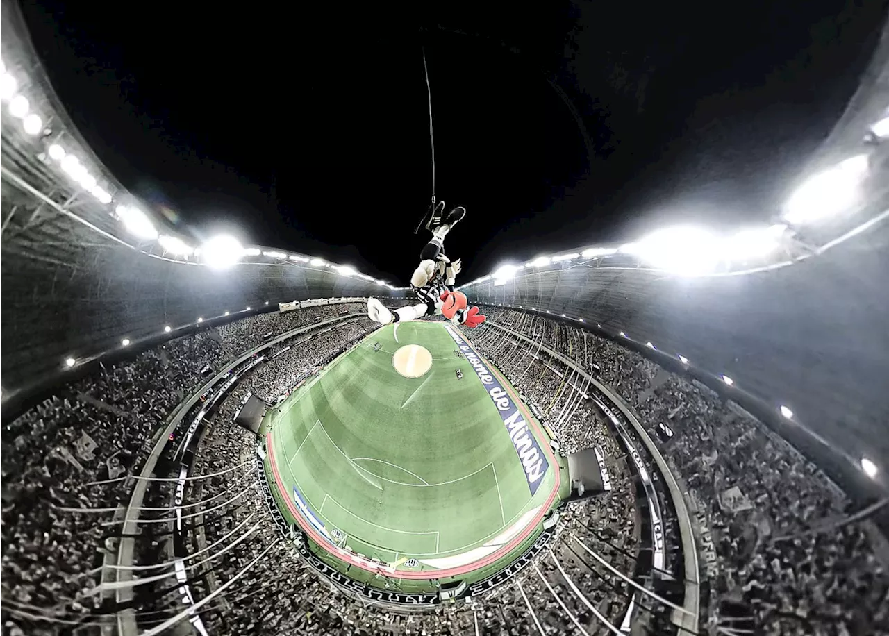 Galo Doido salta de rope jump na Arena MRV; assista