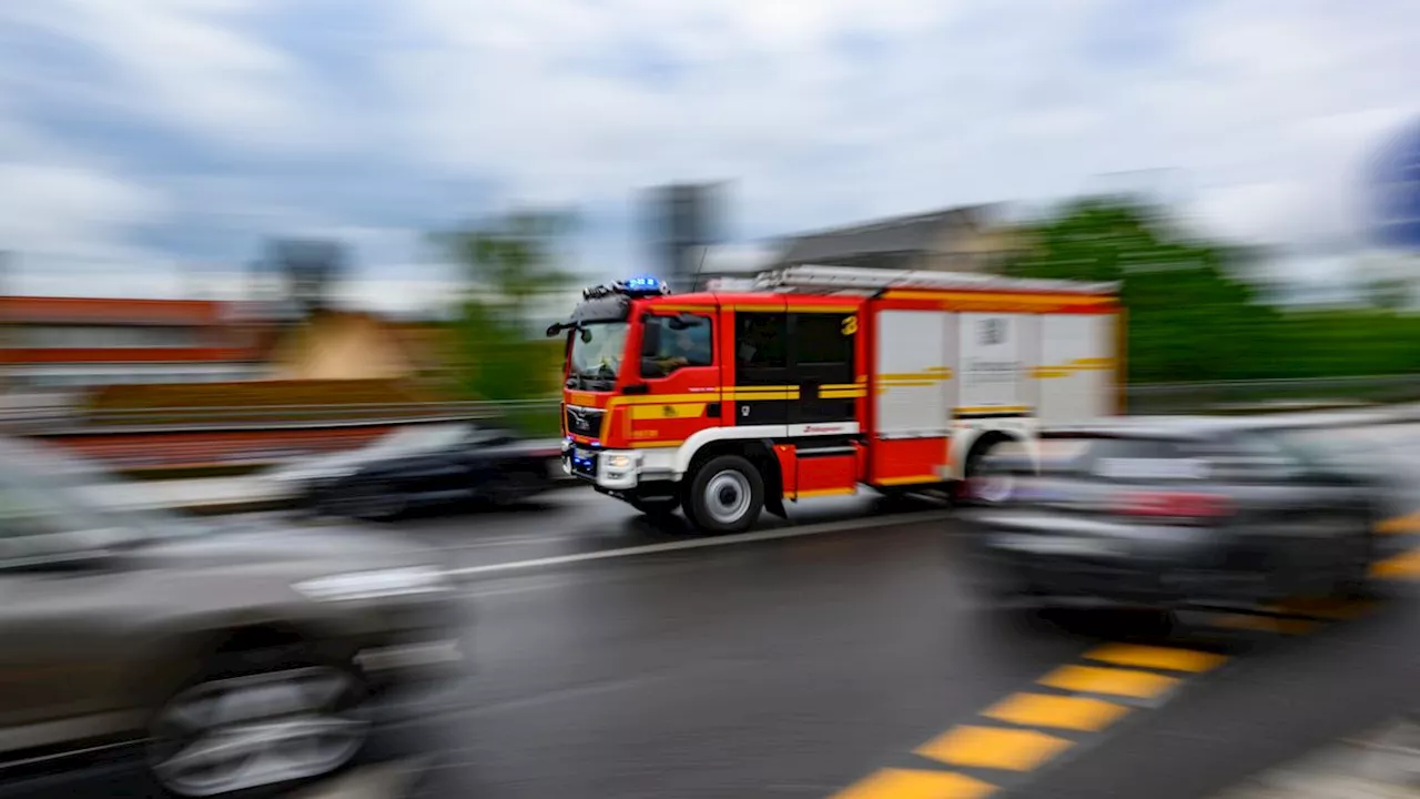 Unfall in Brandenburg: Kollision zwischen Zug und Feuerwehrfahrzeug