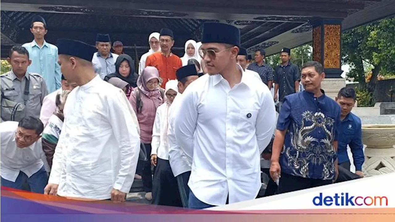 Menterengnya Kaesang, Ziarah Bung Karno Pakai Sandal Seharga 2 Digit