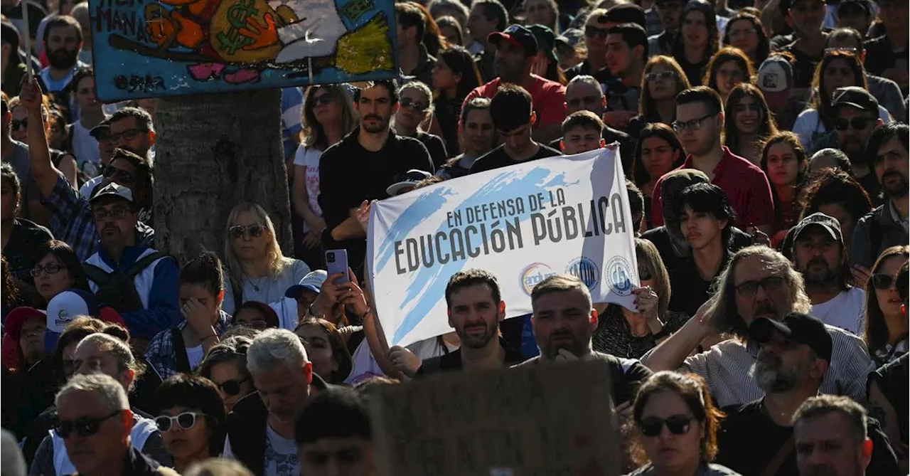 In Argentinien gehen hunderttausende Studenten gegen Präsident Milei auf die Straße