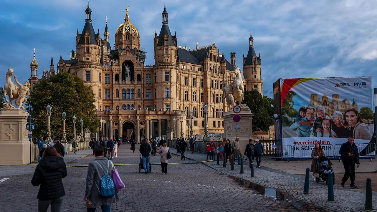 Tag der Deutschen Einheit - Scholz und Schwesig sprechen beim Festakt in Schwerin