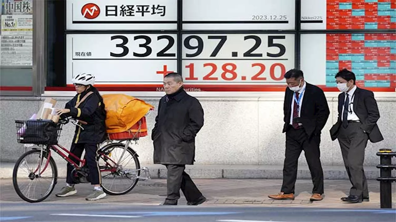 Wall Street edges higher as financial markets steady themselves