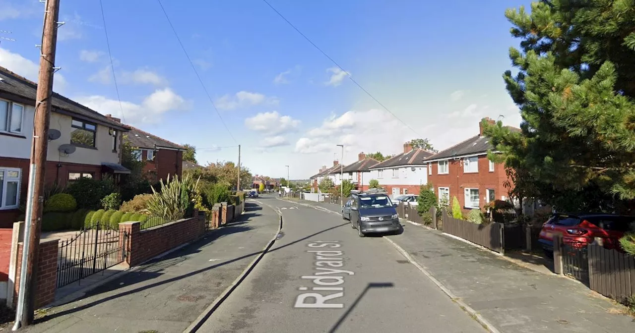 Man spotted with 'meat cleaver' in the street