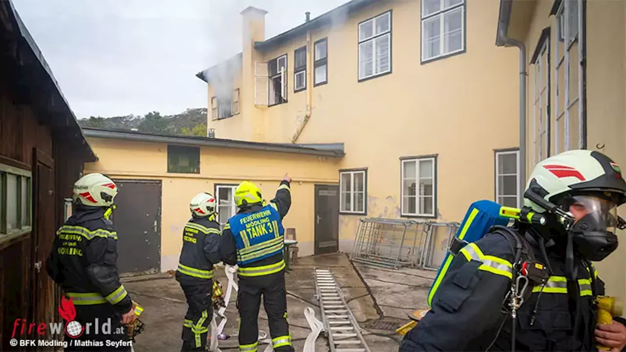 Nö: Zimmerbrand mit Menschenrettung im alten Feuerwehrhaus Mödling