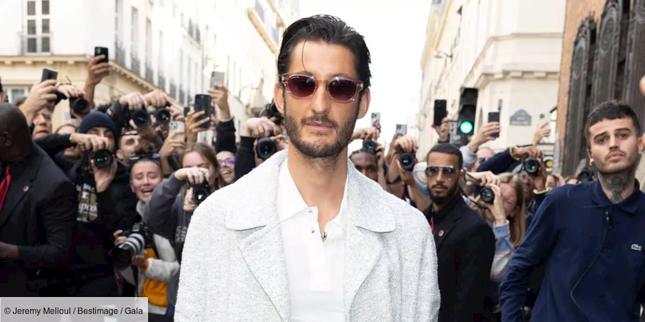 – Pierre Niney, ambassadeur chic au défilé Lacoste : l’acteur impose son style