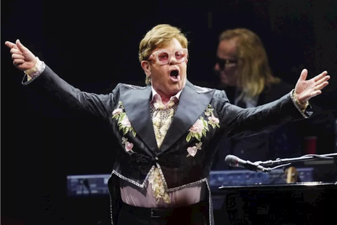 Elton John heeft “niet veel originele delen” van zijn lichaam meer over