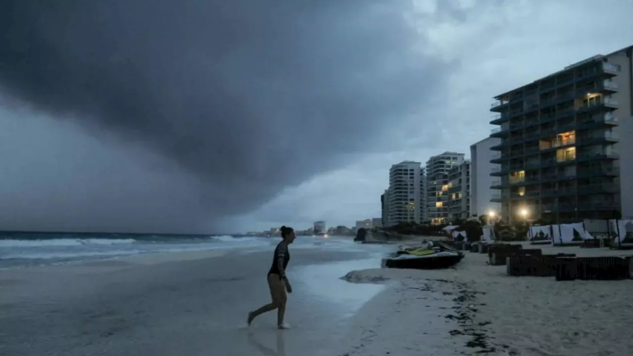 Depresión tropical Once E tocará tierra en costas de Oaxaca, anuncia Sheinbaum