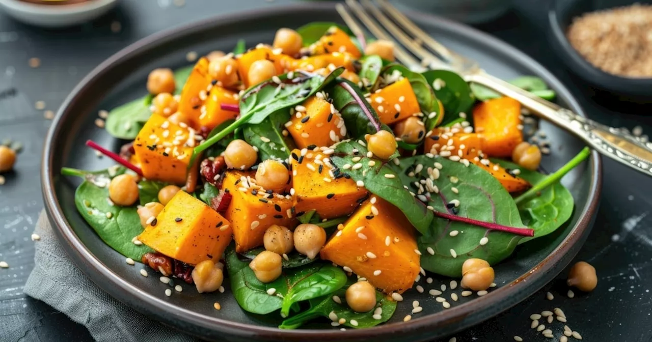 Frischer Spinat Salat mit Hokkaido Kürbis