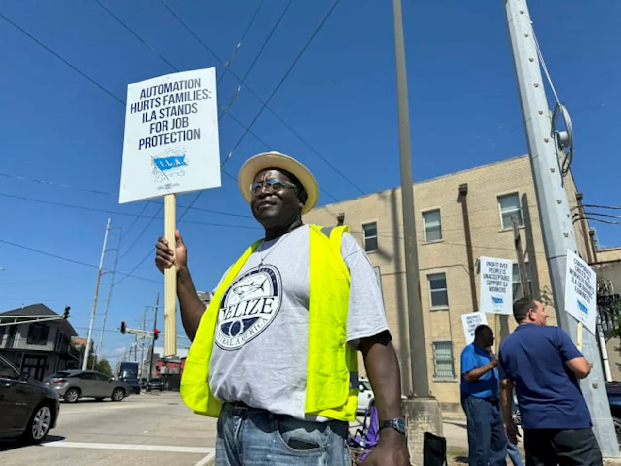 Source: Dockworkers' union to suspend strike until Jan. 15 to allow time to negotiate new contract