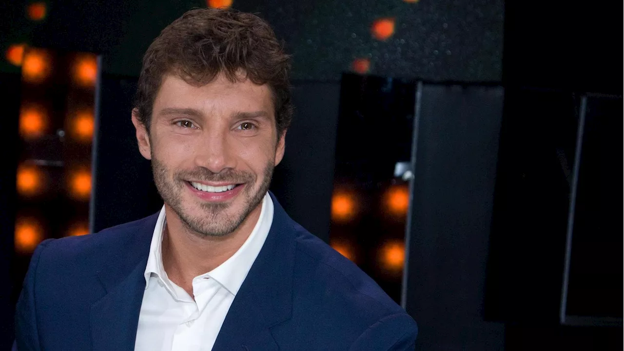 Stefano De Martino compie 35 anni: camicia bianca e sorriso irresistibile al timone di 'Affari Tuoi'