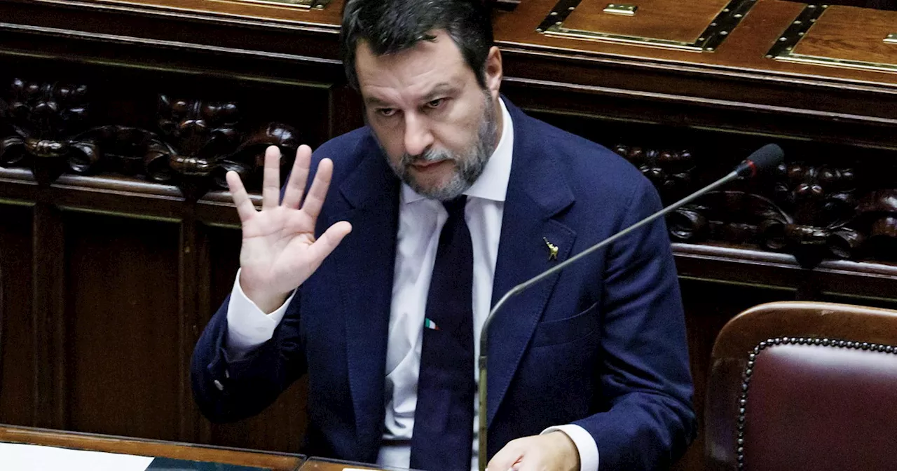 Caos treni, Matteo Salvini replica alla sinistra: &#034;Non vado in giro a piantare chiodi&#034;