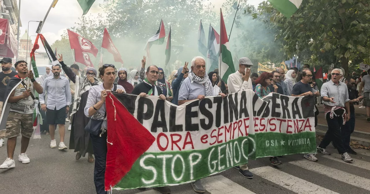 Femministe e Lgbt in piazza per la Palestina che segrega le donne e disprezza gli omosessuali