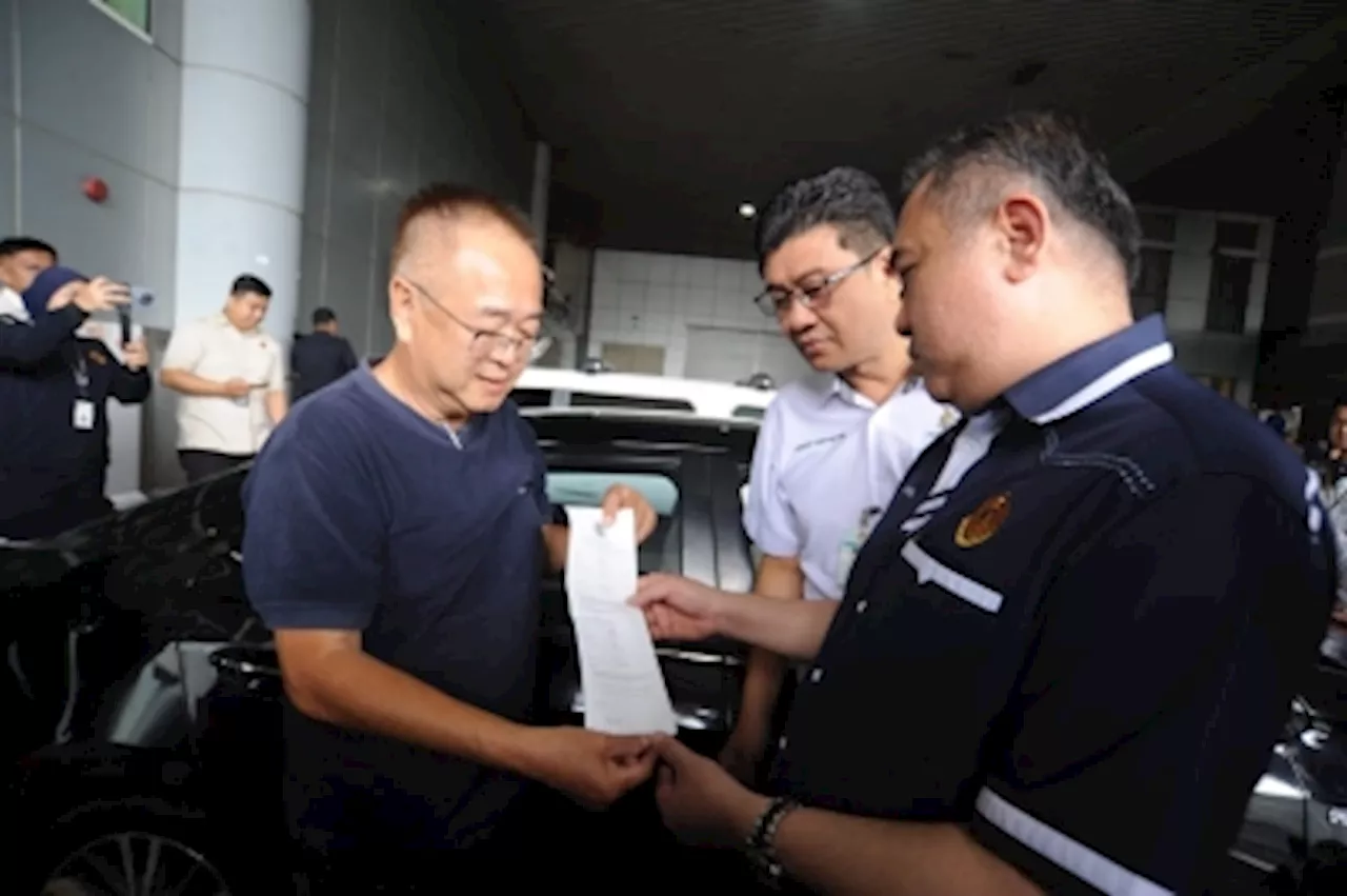 Faster-lah before penalties kick in: Anthony Loke says over 75,000 Singaporean motorists have activated VEP for Causeway crossing, 37,000 haven’t