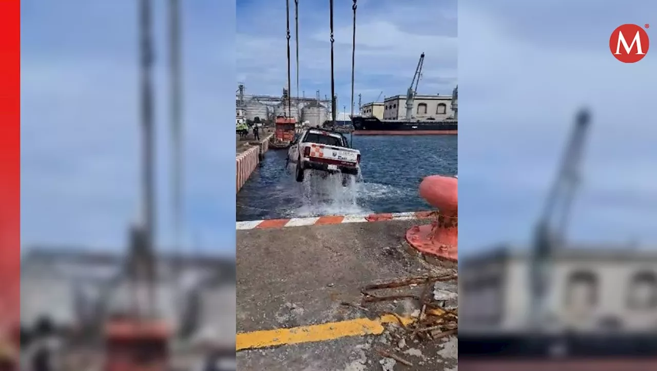 Recuperan camioneta del SAT tras caer al mar en el puerto de Veracruz