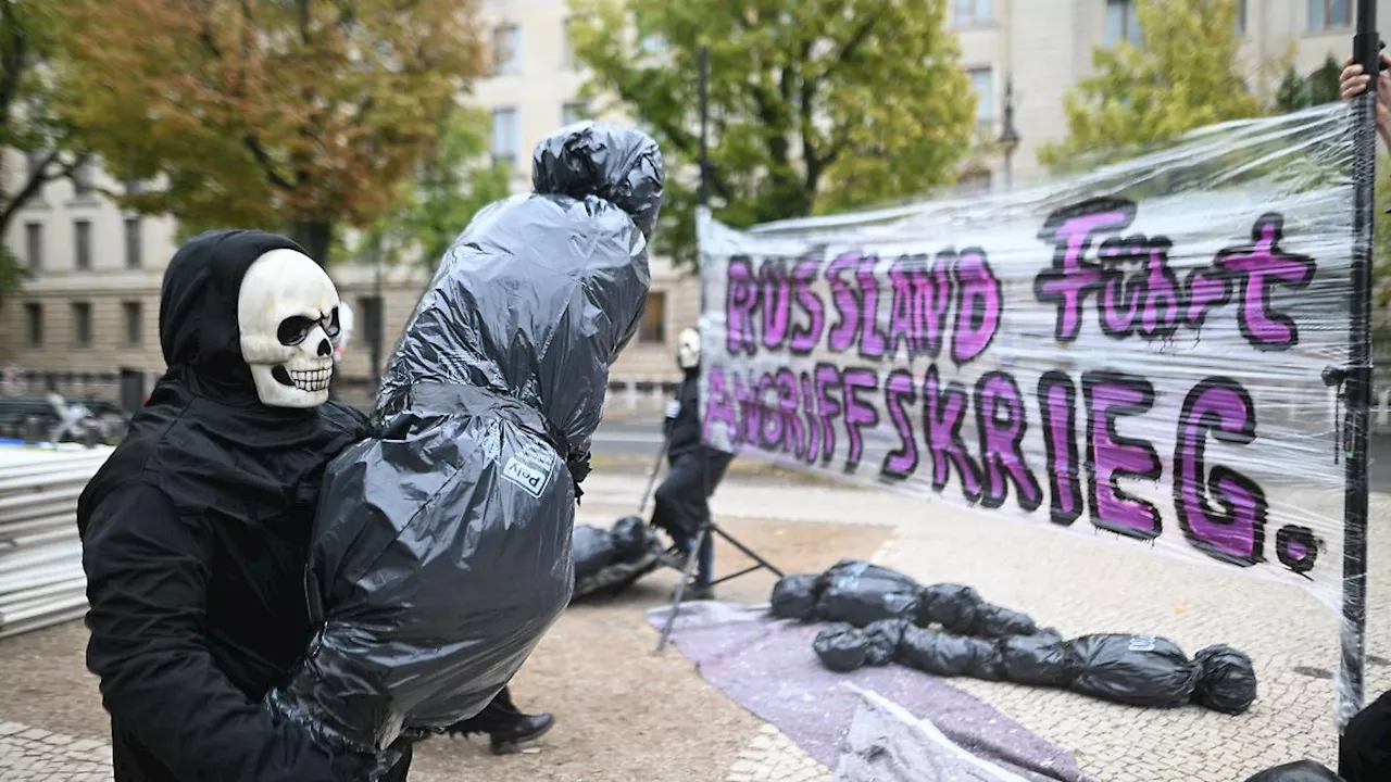 Berlin & Brandenburg: Protest vor der Botschaft: 'Russland führt Angriffskrieg'