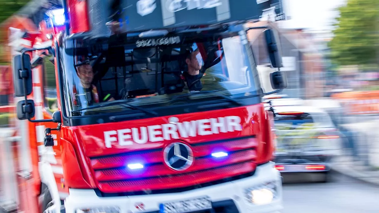 Berlin & Brandenburg: Zug stößt mit Feuerwehrfahrzeug zusammen