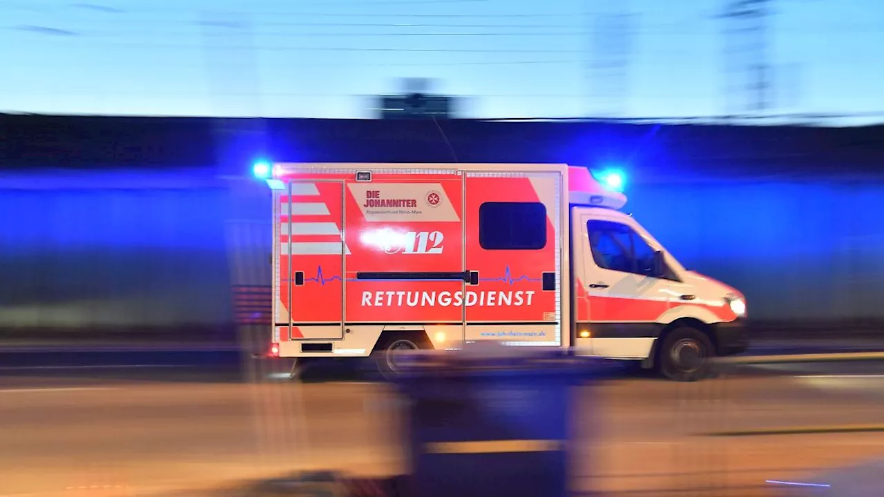 Tödlicher Unfall: Fußgänger von Rettungswagen auf B7 erfasst