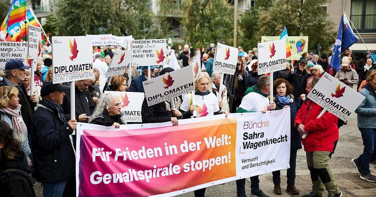 «Nie wieder Krieg» - Demonstranten ziehen durch Berlin