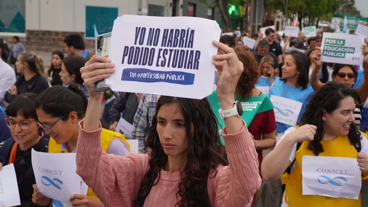 Miles se manifestaron en Salta en defensa de la universidad