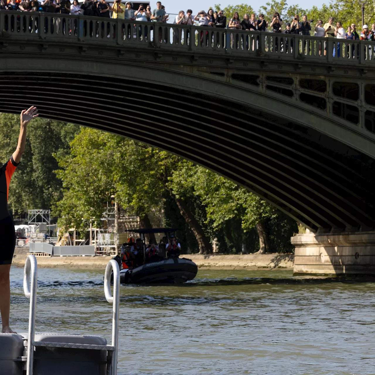 JO Paris 2024 : la combinaison de baignade d'Anne Hidalgo exposée au musée