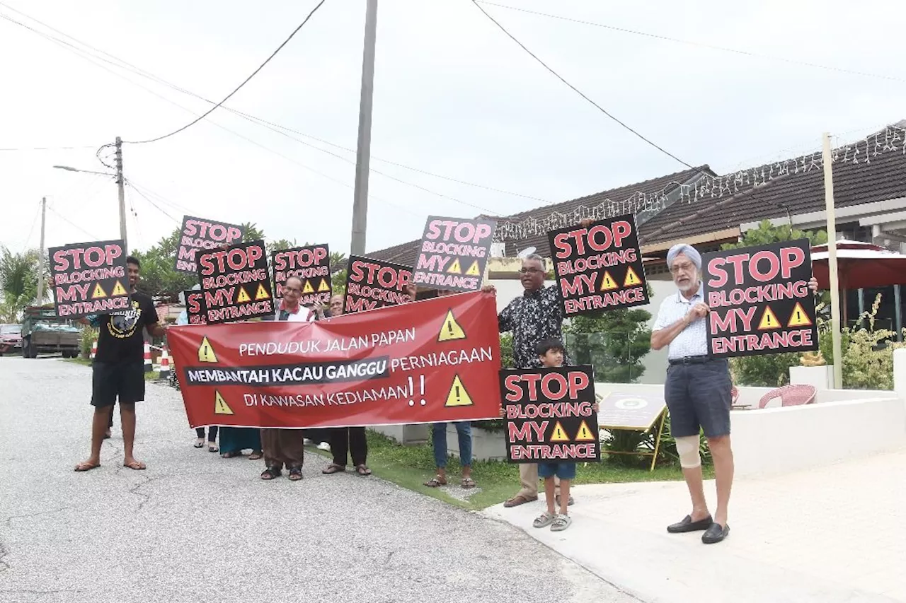 'Illegal' Ipoh cafe causes congestion, litter say residents