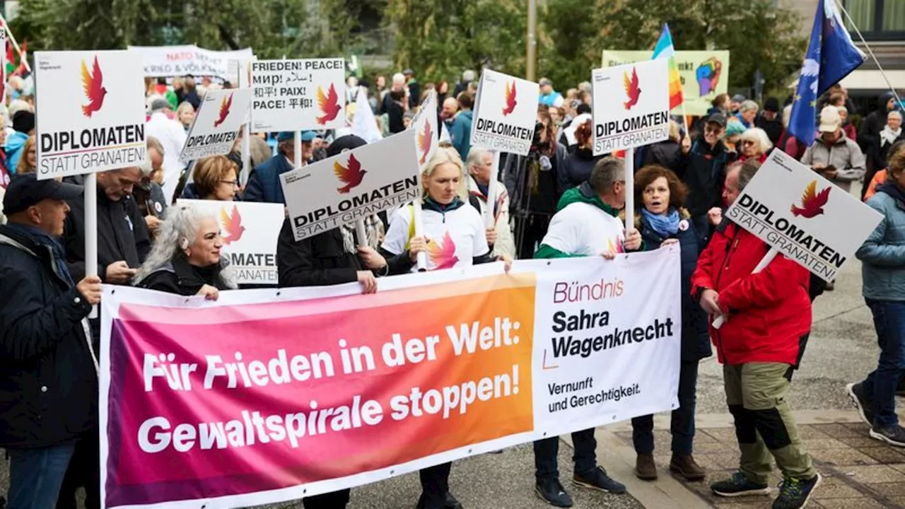 Großdemo in Berlin: 'Nie wieder Krieg' - Demonstranten ziehen durch Berlin