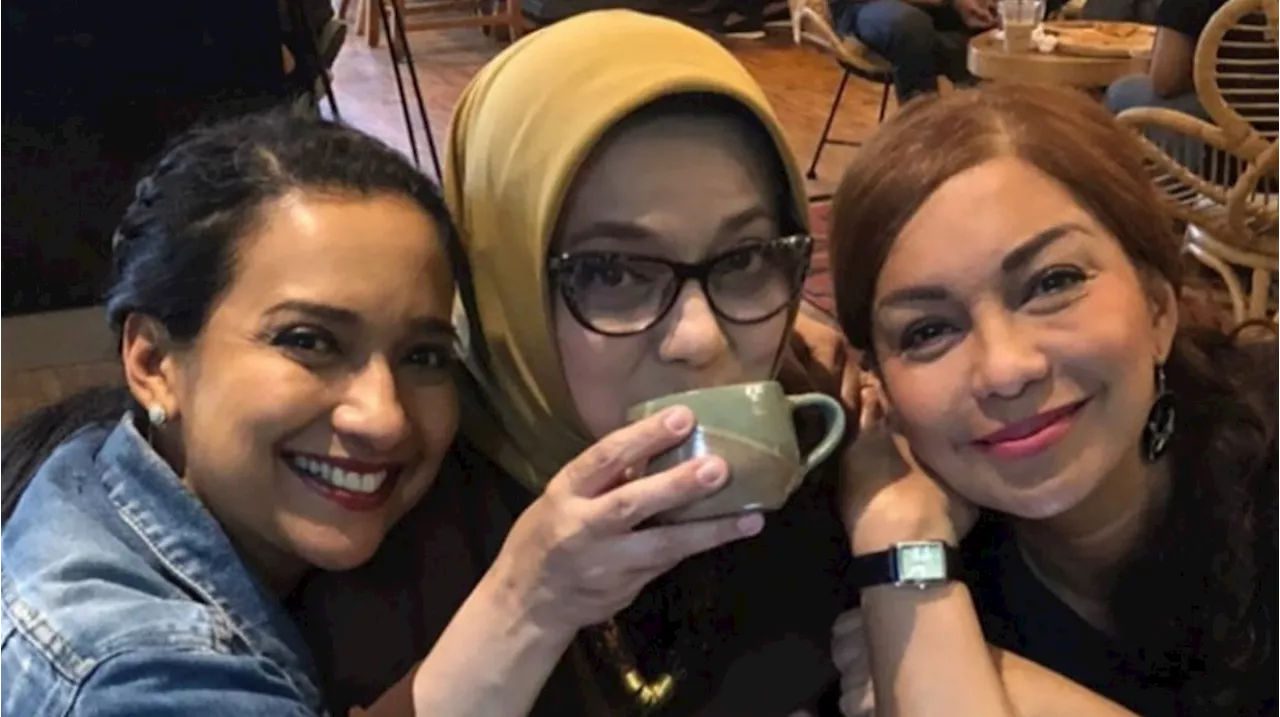 Unggah Foto Masa Kecil dengan Marissa Haque, Soraya Haque: Hati Saya Patah Selamanya