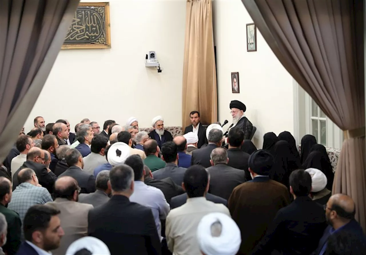 رهبر معظم انقلاب: یاد شهدا را زنده نگه داریم چرا که شهیدان زنده‌اند
