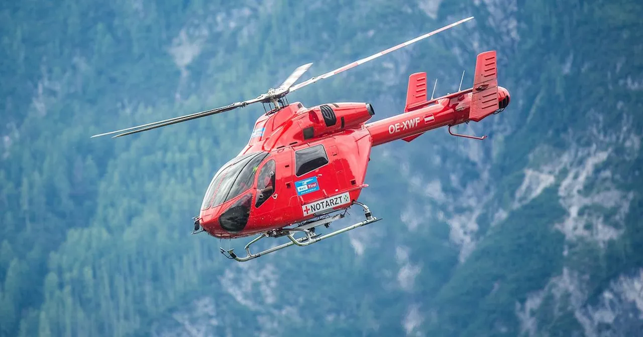 Bergrettung im Einsatz: Forstarbeiter in Rietz von schwerem Baum getroffen