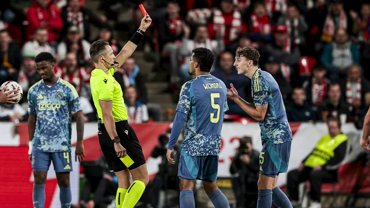 Zeer zwak Ajax sleept met tien man een punt uit het vuur tegen Slavia Praag