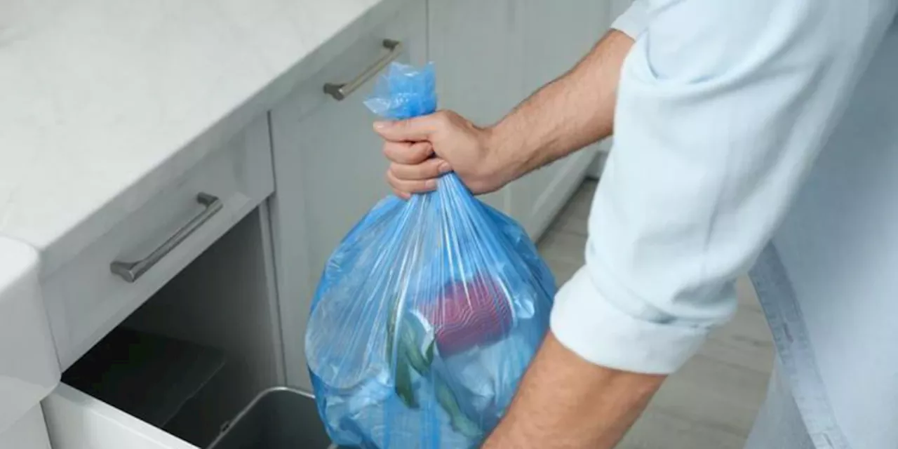 La Guardia Civil explica por qué no debes tirar este objeto a la basura