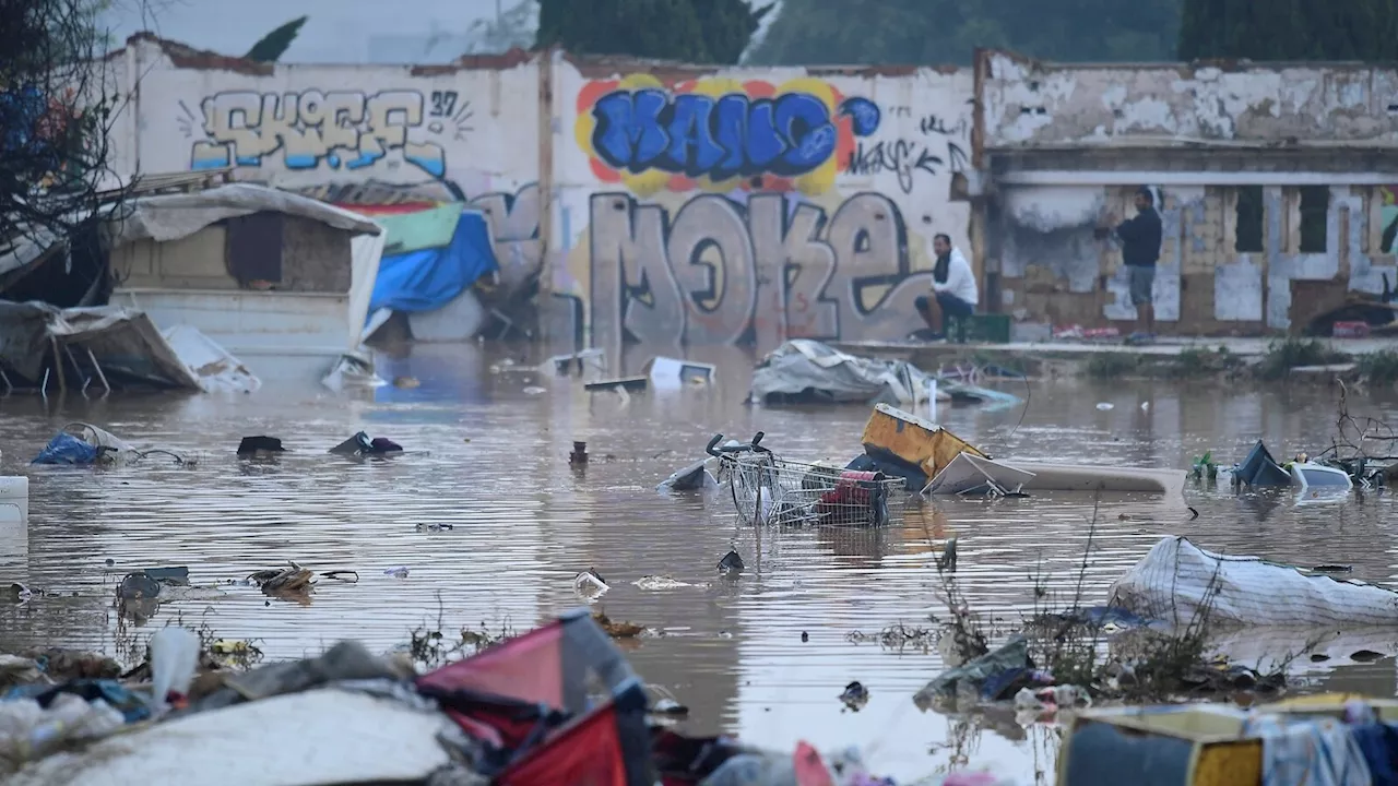 1,000 troops join emergency responders in search for missing after flash floods in Valencia, Spain