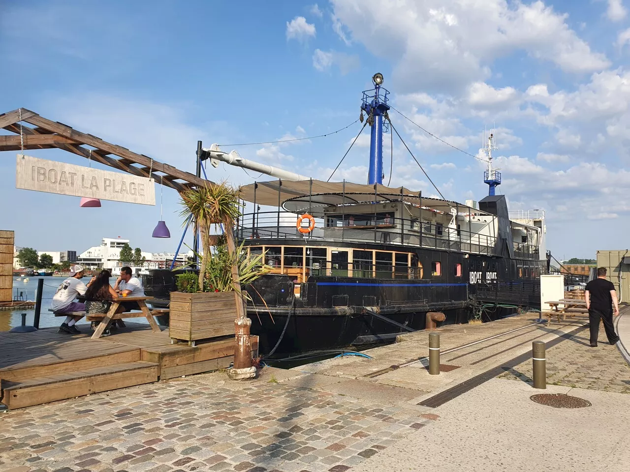 Menacé de fermeture, l'Iboat de Bordeaux devra attendre un peu plus pour connaître son sort